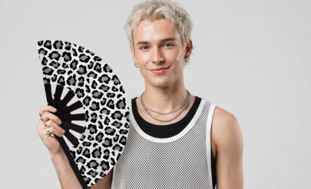 Modelo con el abanico Animal print gris