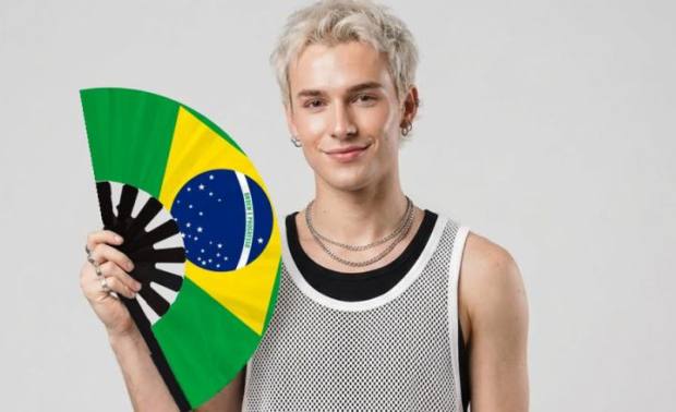 Modelo con el abanico Bandera de Brasil