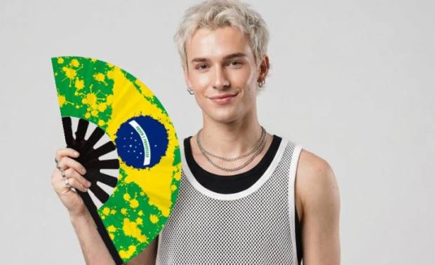 Modelo con el abanico Brasil salpicado