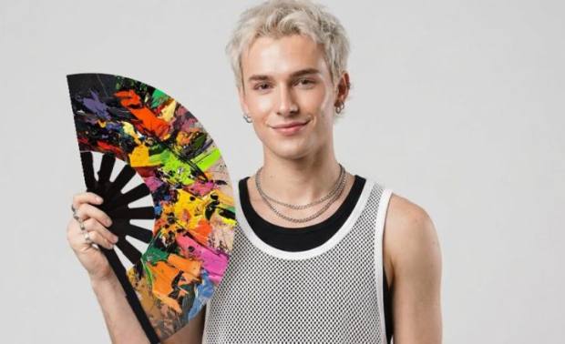Modelo con el abanico Explosión de pintura