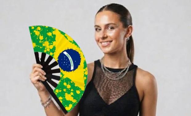 Modelo con el abanico Brasil salpicado