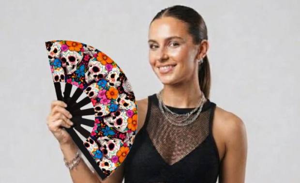 Modelo con el abanico Catrinas con flores