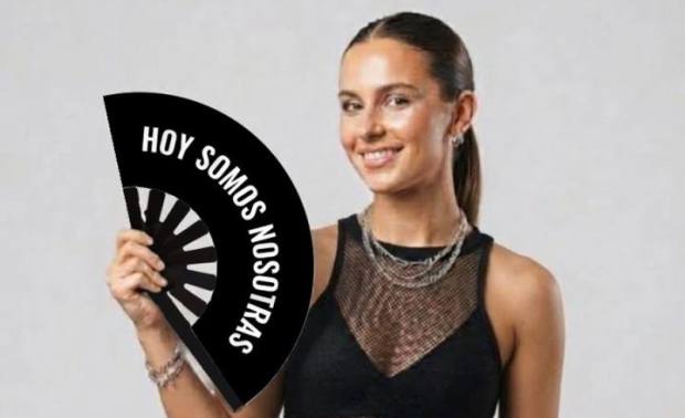 Modelo con el abanico Hoy somos nosotras