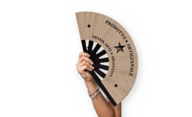 Mano sosteniendo el abanico Prodotto artigianale beige