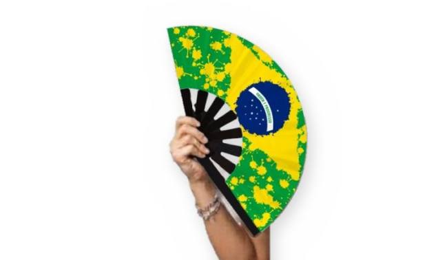 Mano sosteniendo el abanico Brasil salpicado