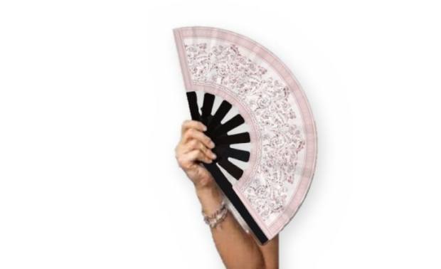 Mano sosteniendo el abanico Guarda barroca rosa viejo