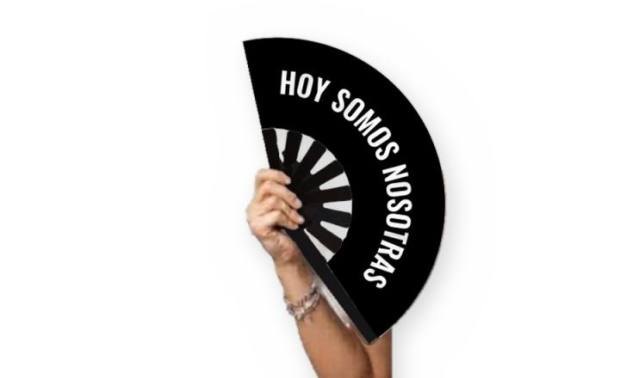 Mano sosteniendo el abanico Hoy somos nosotras