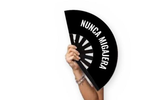 Mano sosteniendo el abanico Nunca migajera