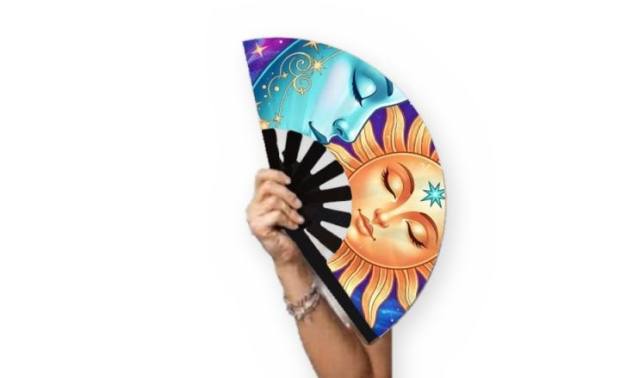 Mano sosteniendo el abanico Sol y luna